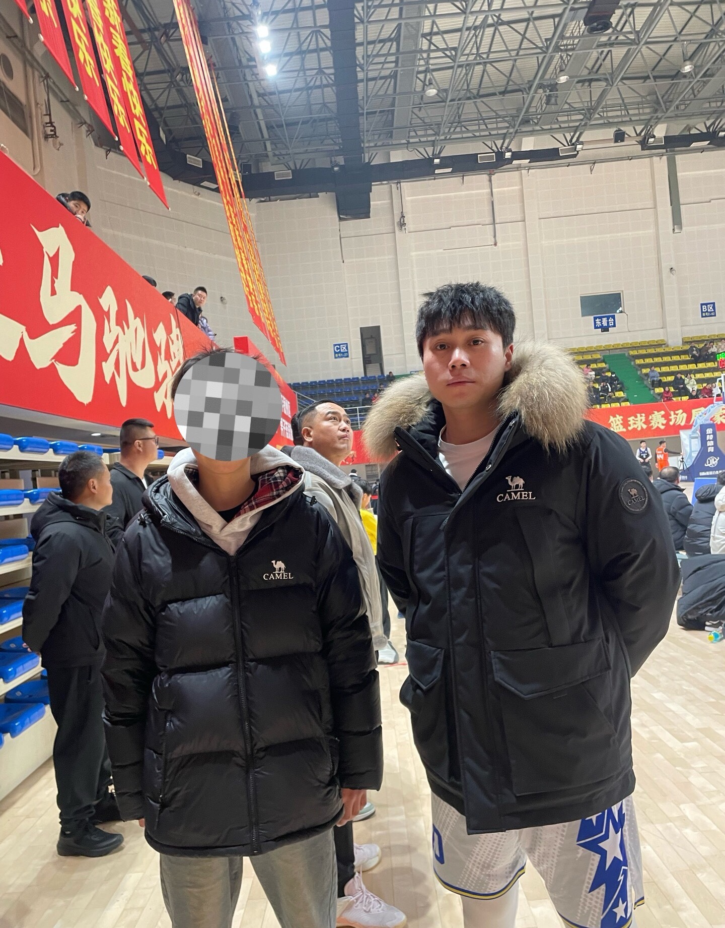 网友在体育馆偶遇打篮球的刘二狗，头发长了。 