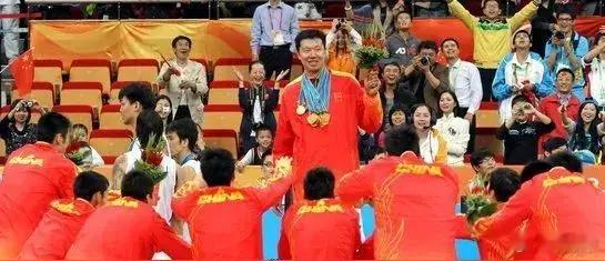 说到大致会有两个词语蹦出来:梦幻脚步、追风少年。王治郅是中国登入NBA的首位球员