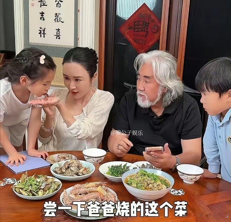 75岁张纪中，不谈江湖，只谈厨房里的醋溜黄鱼。母亲节这天，他没送珠宝，也没搞浪漫