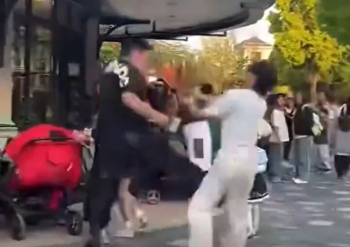 上海迪士尼曾有吸烟者逼哭工作人员上海迪士尼有近3000个禁烟标识热点解读 这一事