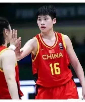 【陈明伶落选，韩旭压力山大？未来三中锋已显雏形】
中国女篮亚洲杯12人最终名单出