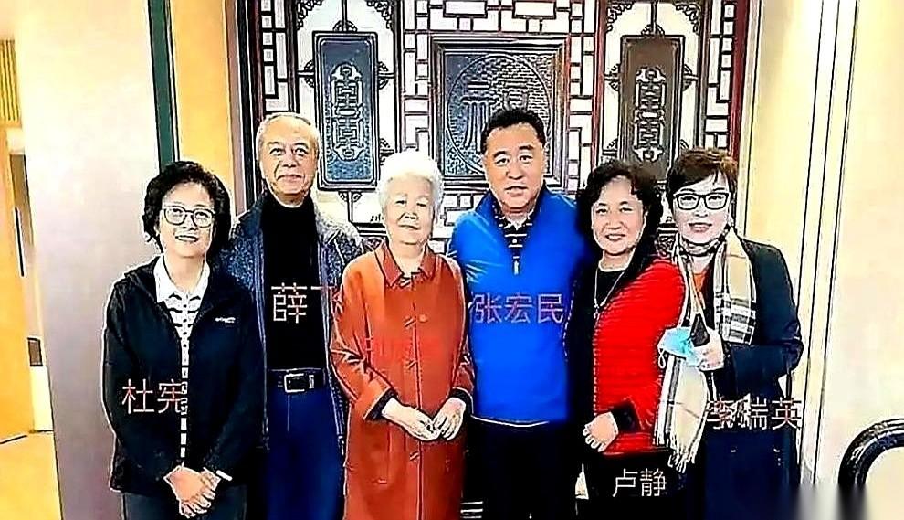 看到有人说70岁的杜宪穿“地摊货”，我真是差点没忍住笑。
更离谱的是，还有人猜是