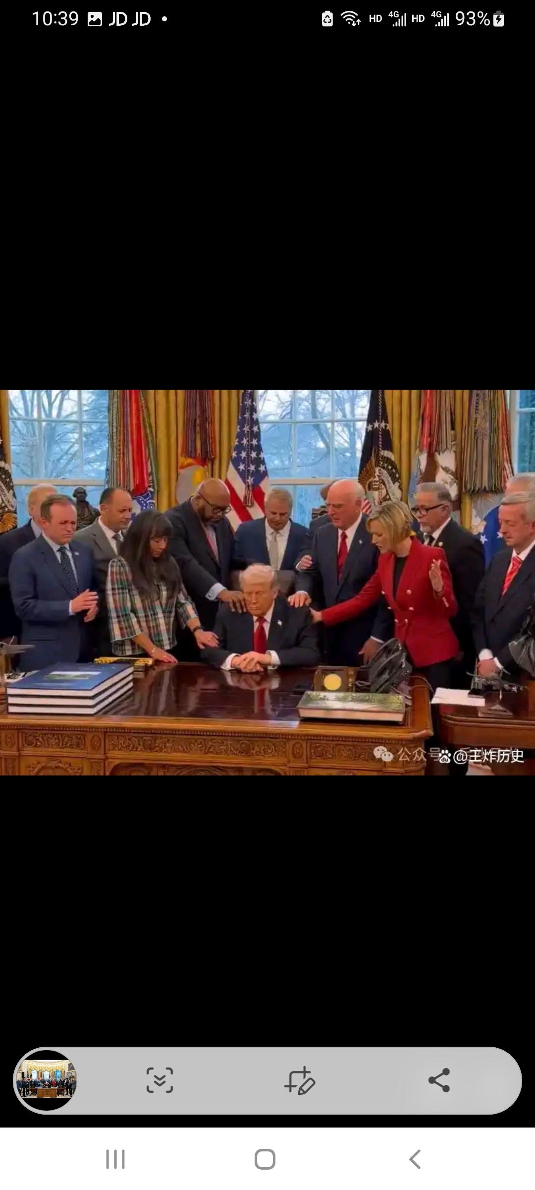 画面中，特朗普被一群巫师般的人物簇拥在中央，他们纷纷将手搭在他的身躯之上，嘴唇微