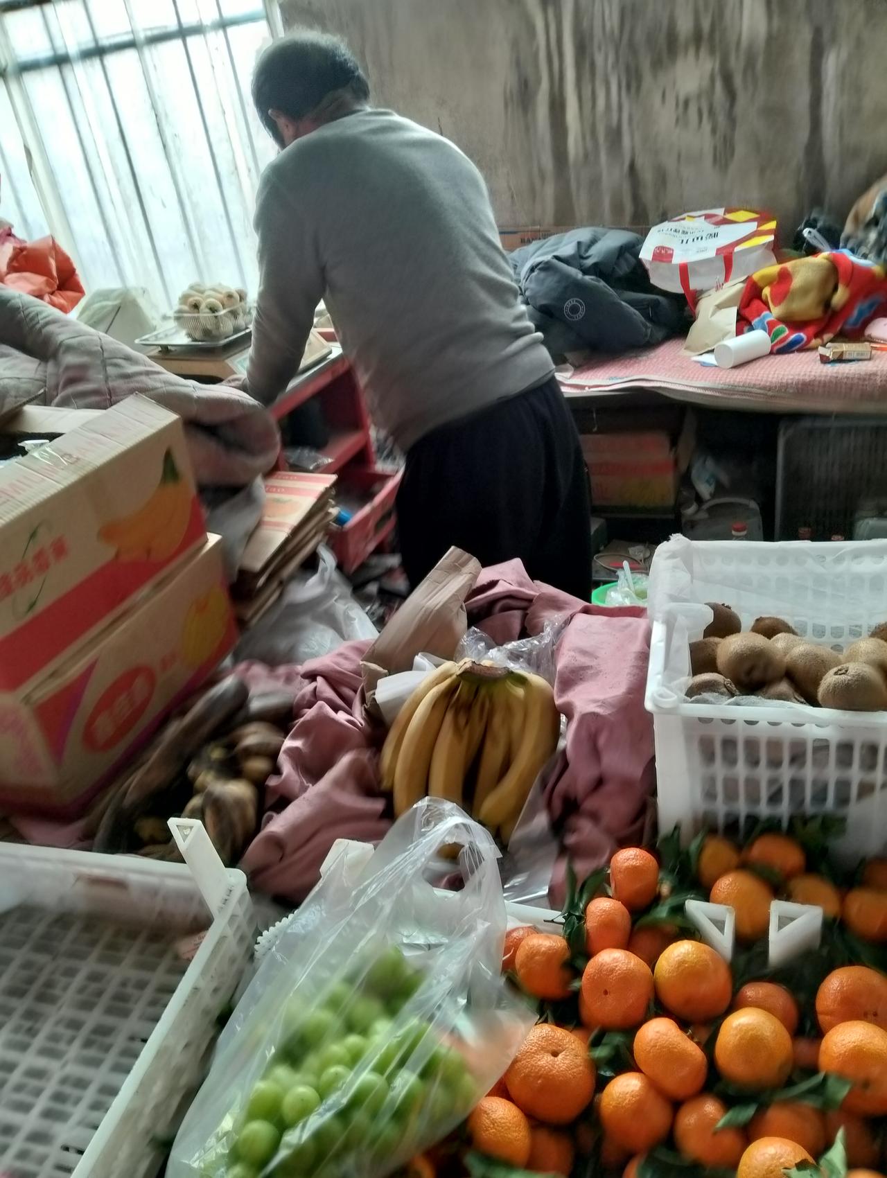 这个老王是我们小区摆水果摊的，白天摆摊，半夜还去水果批发市场打工，给人家老板摆运