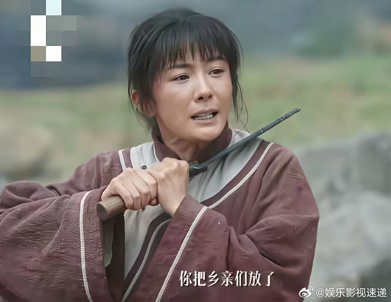 《生万物》土匪围村，绣绣为救孩子被抓，拿刀架脖子换乡亲平安！​天牛庙村被土匪围了