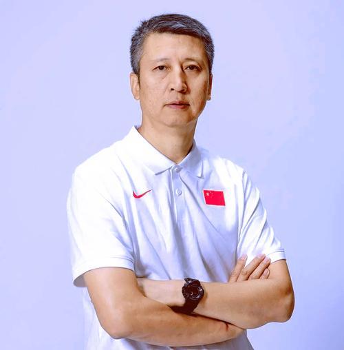 中国男篮多练不如多思多看！

目前，中国男篮仍然在训练基地拼命苦练。训练量其实很