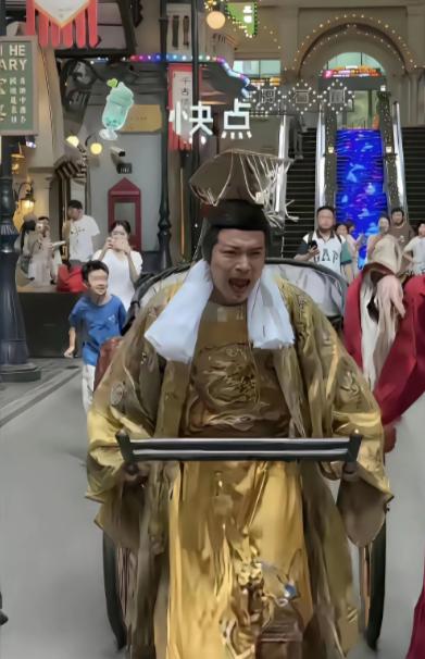 穿龙袍被拦遭误会耍大牌，郑国霖景区当NPC，撕开演员行业现实处境。

8月5日下