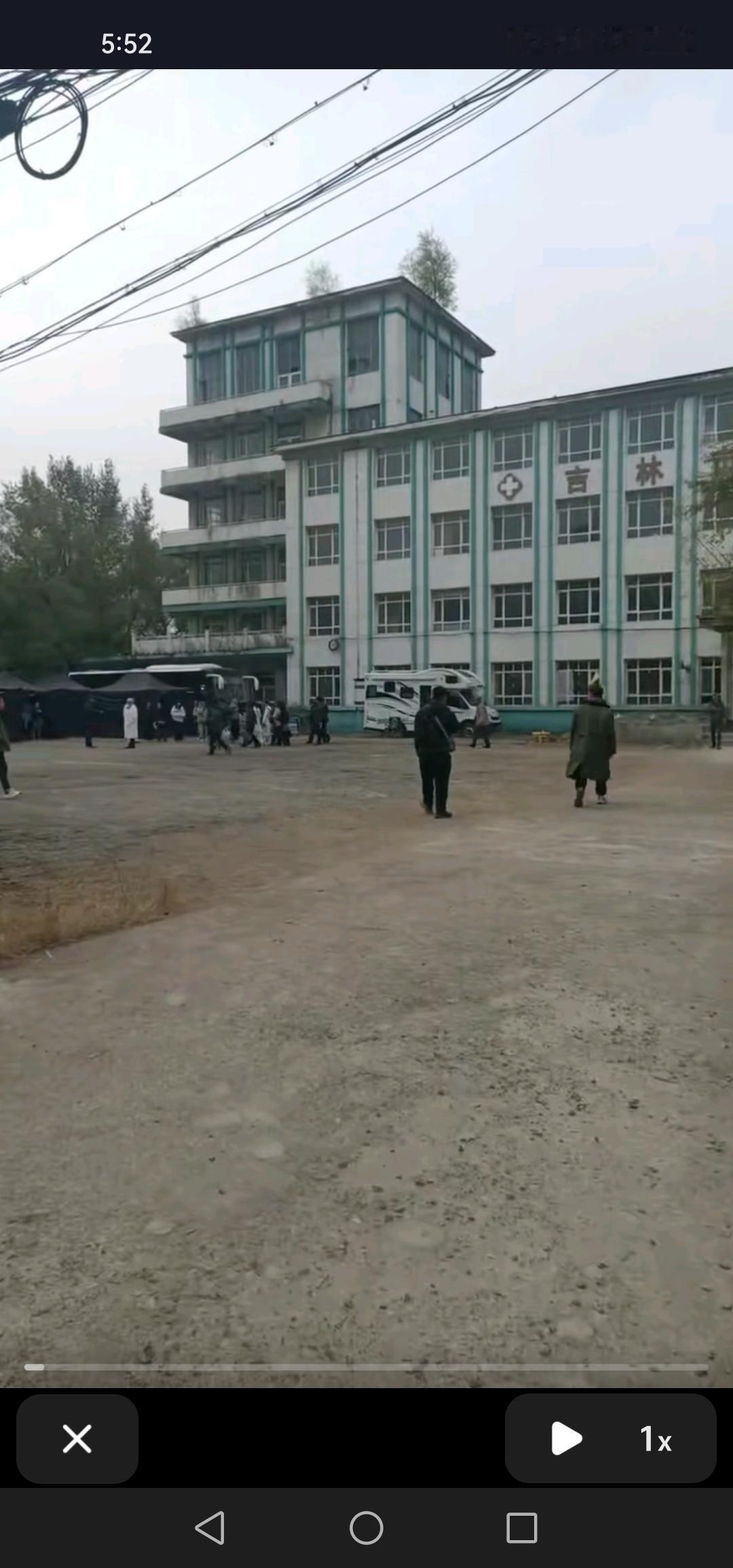 吉林市又有剧组前来拍戏啦，拍摄地点就在原铁合金北宅职工医院。这里可真是年代剧的“