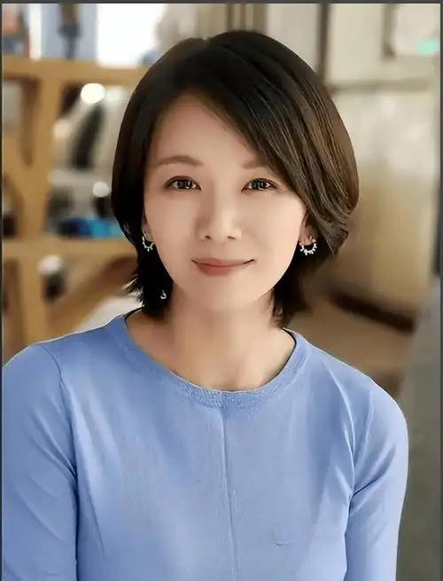 曹曦文嫁给马来西亚富商，婚后产下女儿，但因长期异地和家族观念等矛盾，婚姻在女儿7