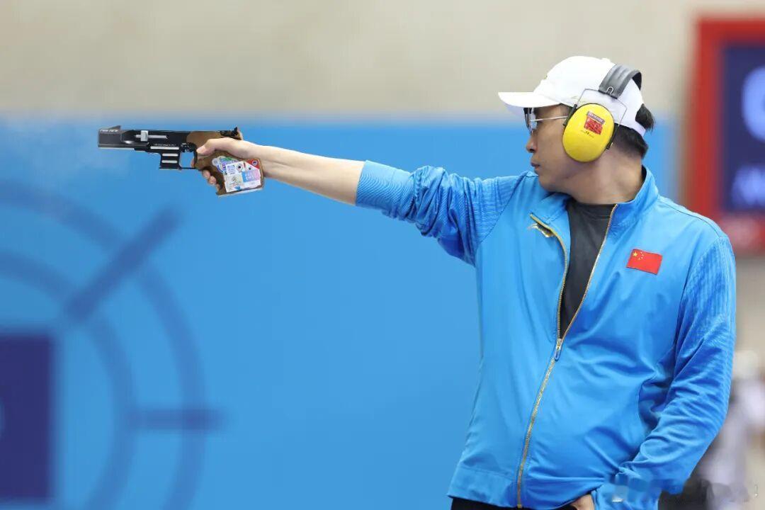 射击世界杯总决赛，奥运冠军李越宏射落男子25米手枪速射金牌，实现该项目卫冕。李越
