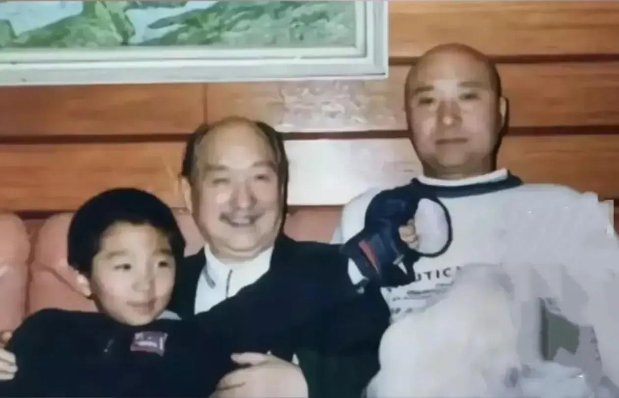 陈佩斯祖孙三代同框，
简直像“人脸复制”模式！
别人家是“像”
他们家是“一模一
