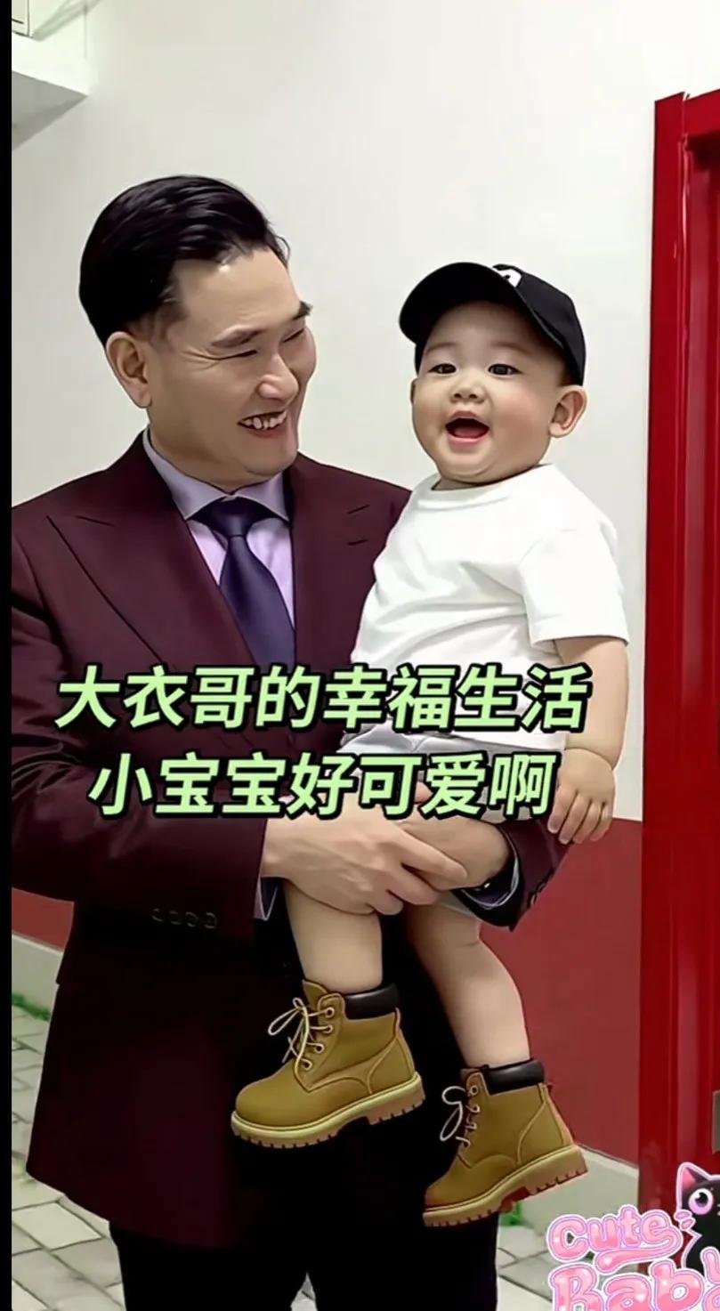 大衣哥的幸福生活
抱着可爱的小孙子，眼里写满了爱！
脸上洋溢着灿烂的笑容，每个皱