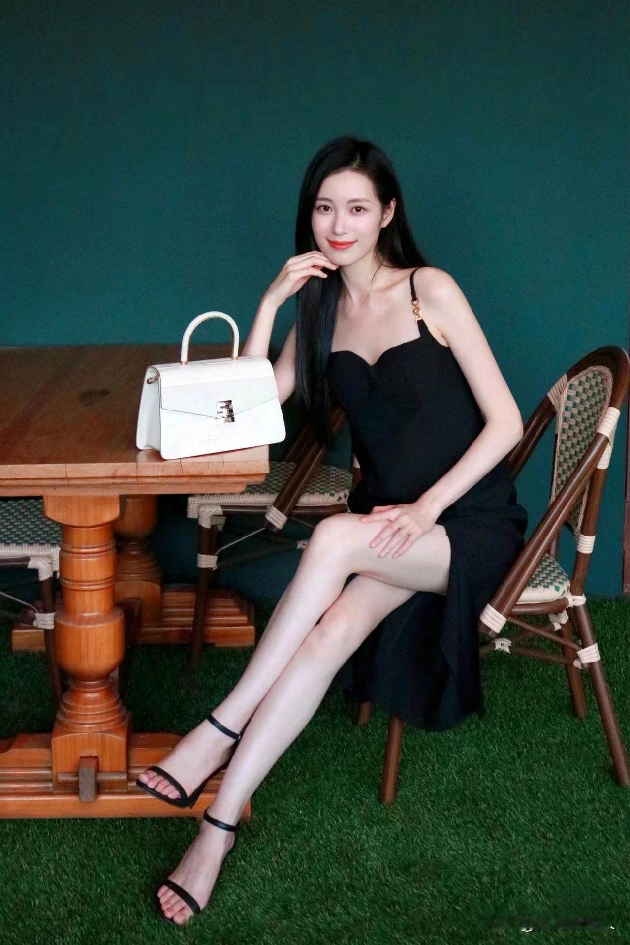性感连衣裙，优雅迷人。#妩媚佳人分享#