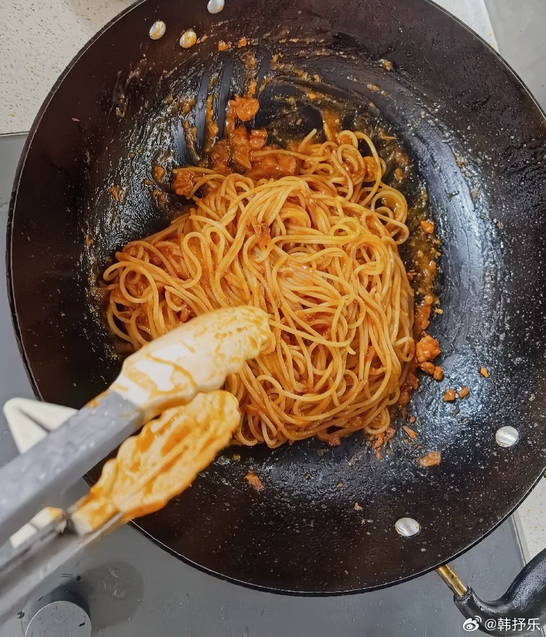 章先生用这玩意夹面条，他说了：只有这样，才是纯正的意大利面。 那给我拿个叉子，不