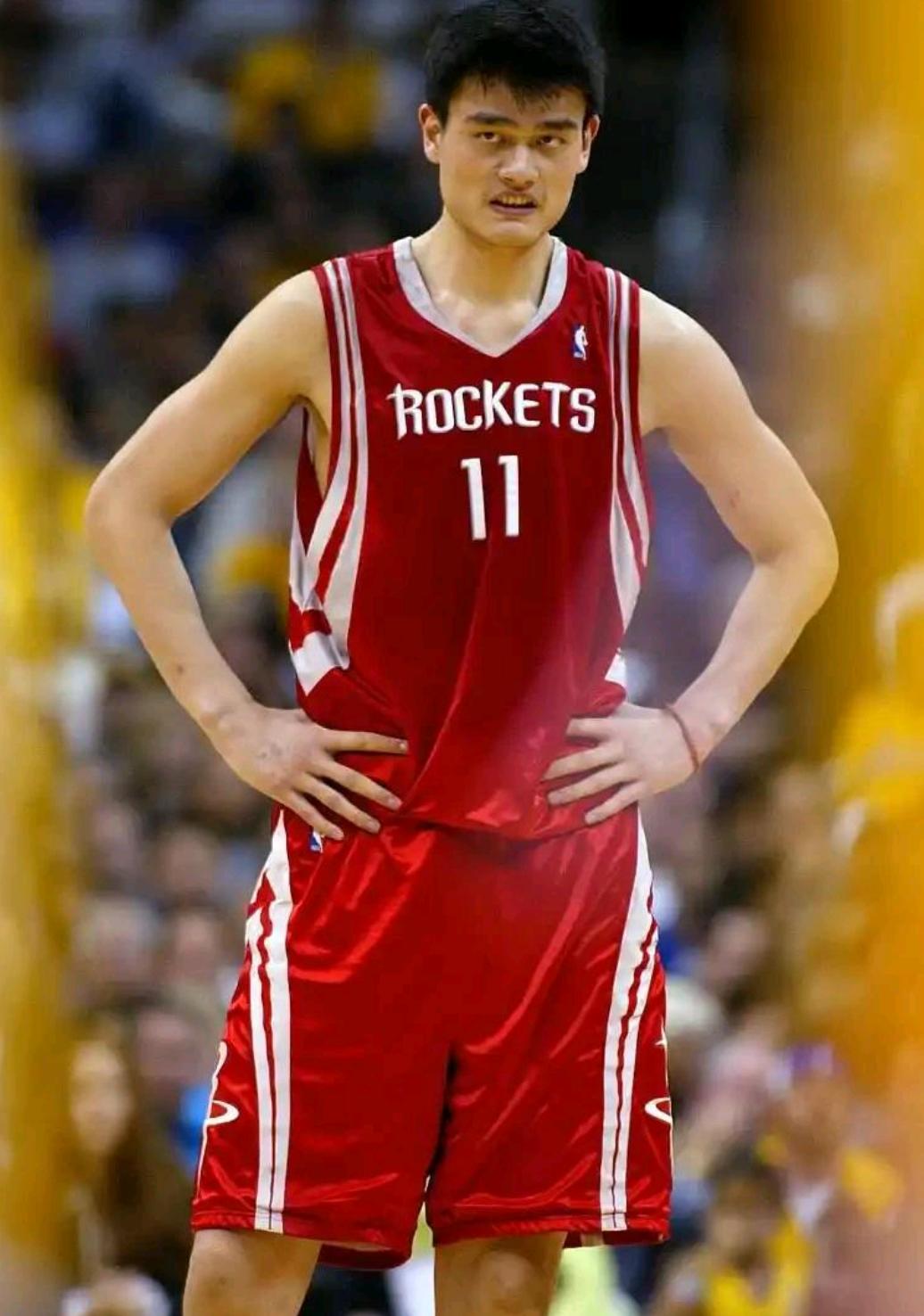 在 NBA，只要球员打满三个赛季，从 45 岁起每月能够领取退休金。退休金会随年