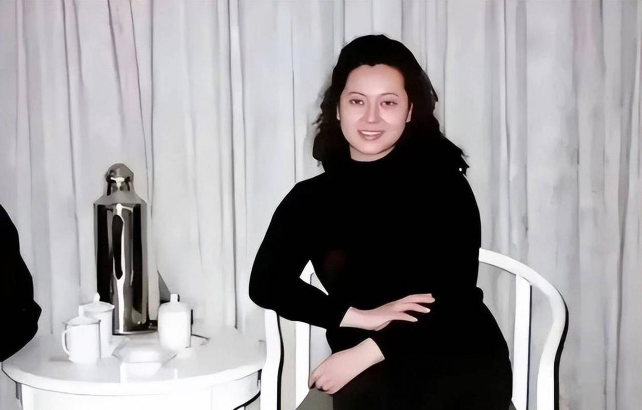 老戏骨唐国强的亲闺女唐莉如今都已经43岁啦，谁能想到，这位本该风光无限的星二代，