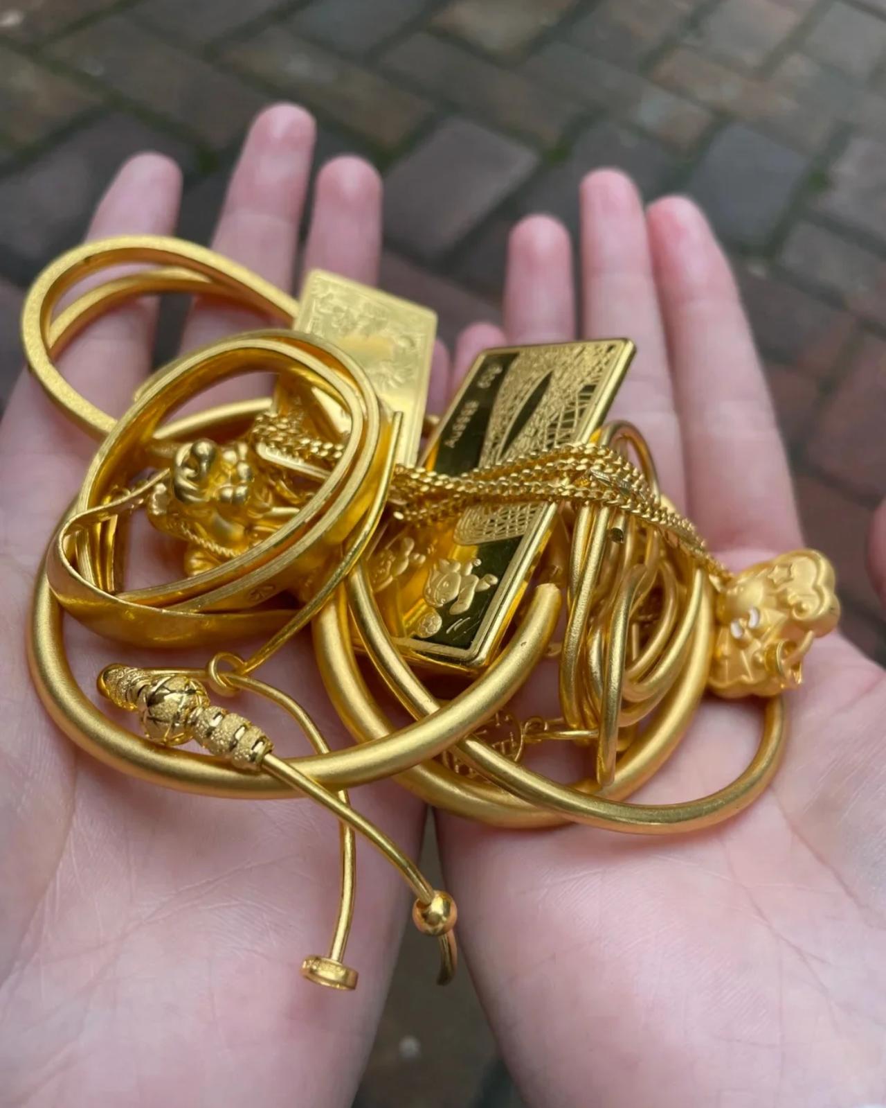 奉劝大家一句，
不要被现在的金价骗了！
要是你家里存着两百克以上的金饰金条，最近