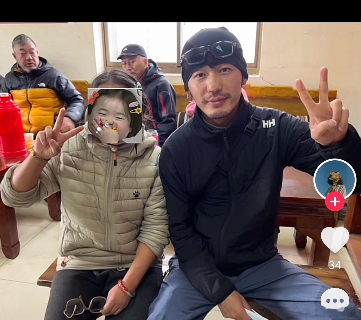 到处捡照片，笑死我了后面的董勇老师 ​​​