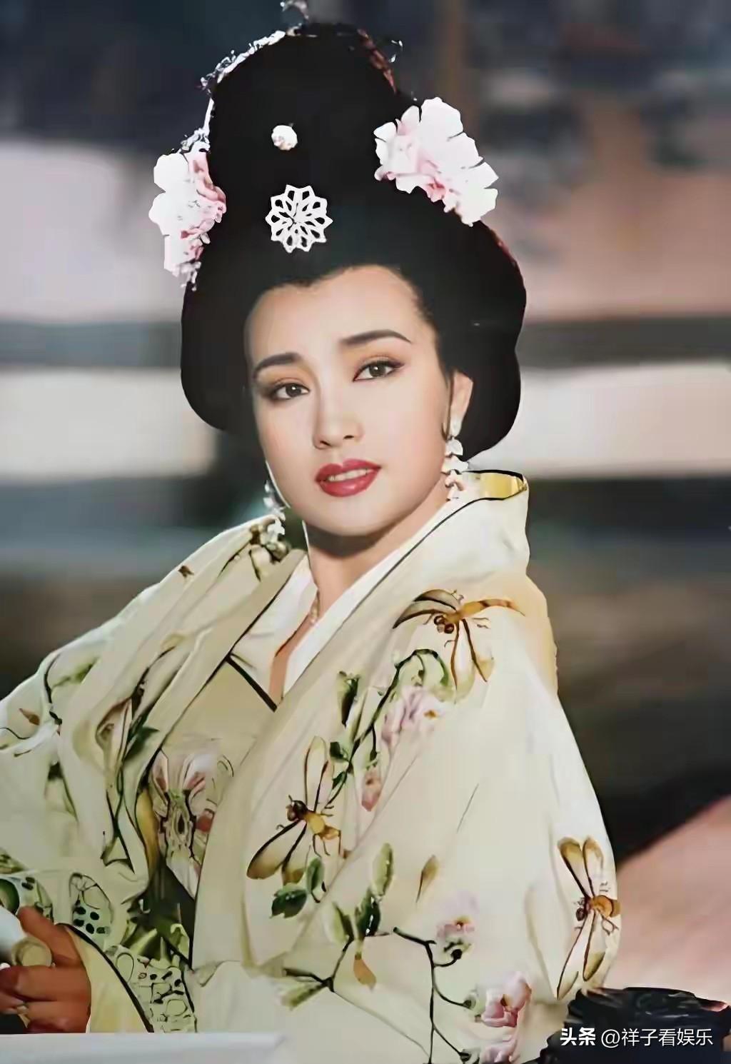 当73岁的唐国强在横店开机仪式上即兴赋诗，为竖屏短剧《无名者之光》送上祝福；当刘