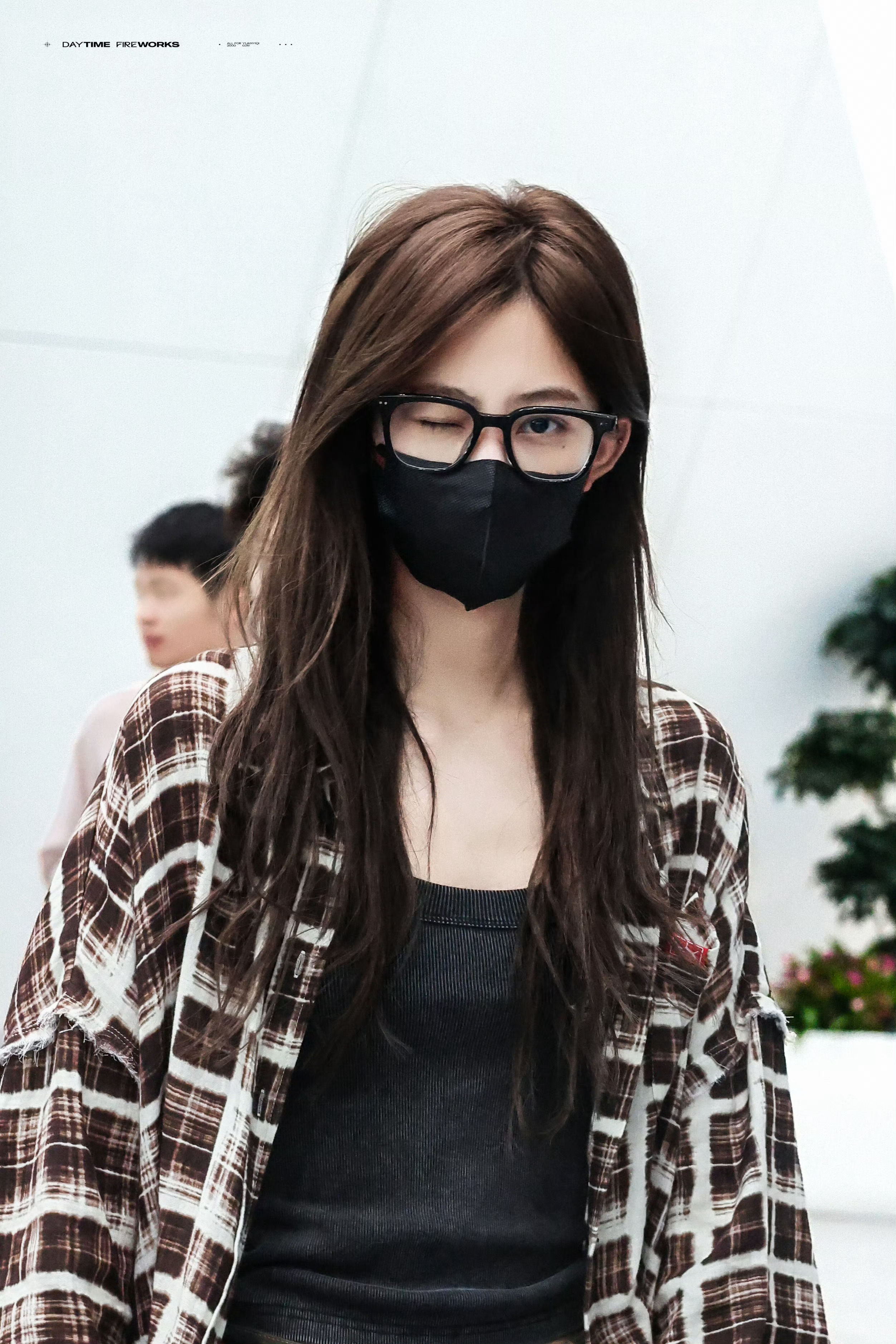袁一琦黑框眼镜look袁一琦深圳机场出发路透📸格子衬衫黑框眼镜wink好漂亮行