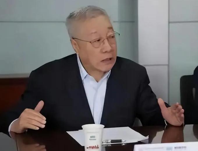 这两天 "彻查郑秉文" 的呼声突然在各平台冒出来，很多人都在问这人到底怎么回事。