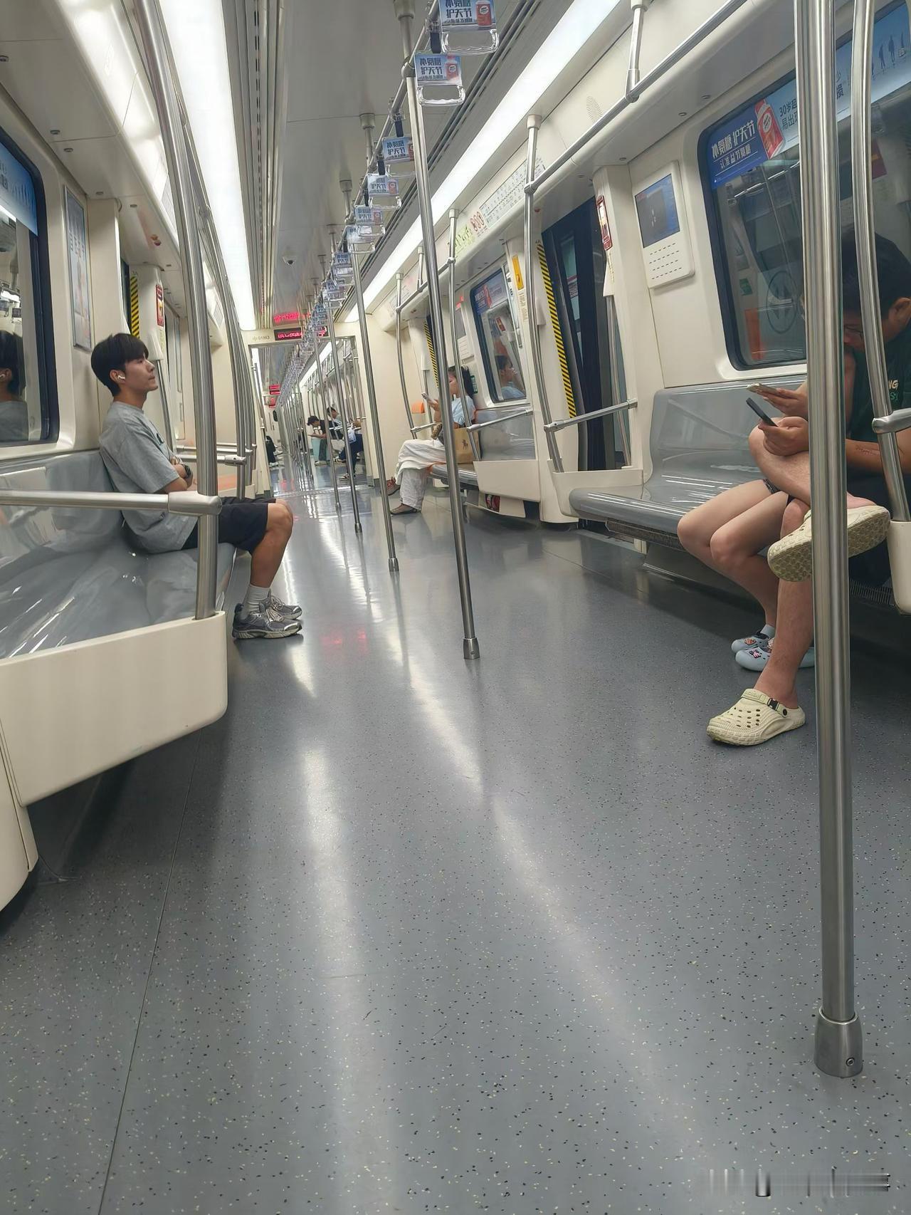 地铁里边随手拍:人真的不多！随手拍地铁自拍