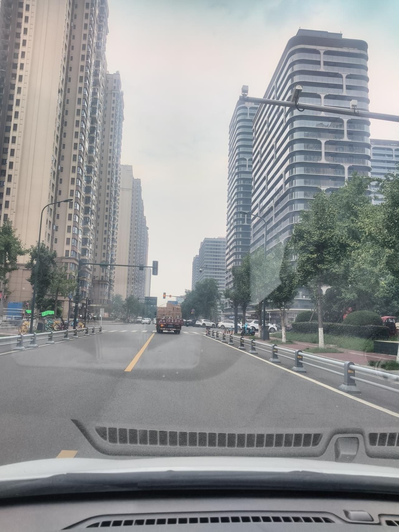 成都市北部块扛把子，新都大丰街道；
看得出来新都区这几年还是在大丰投入了很多精力