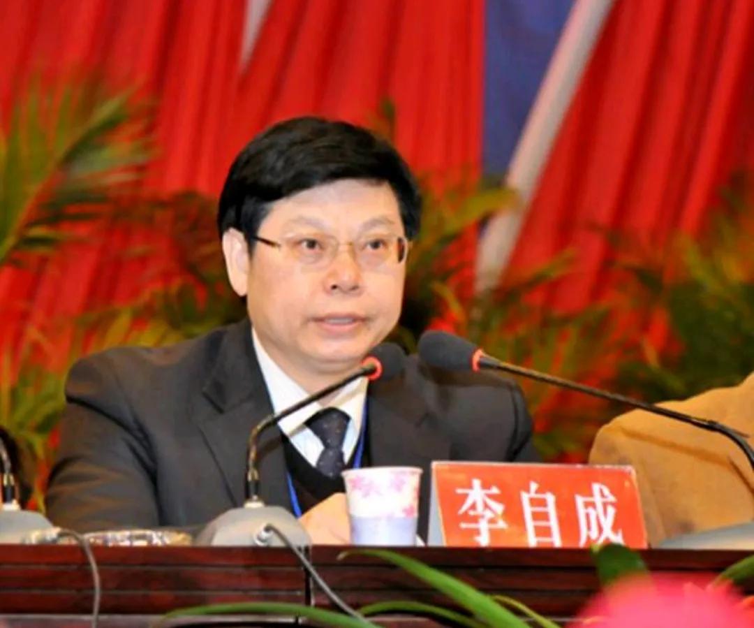 有一段时间里，人们喜欢用形象高大的英雄人物给孩子取名，希望孩子长大后以那些英雄为