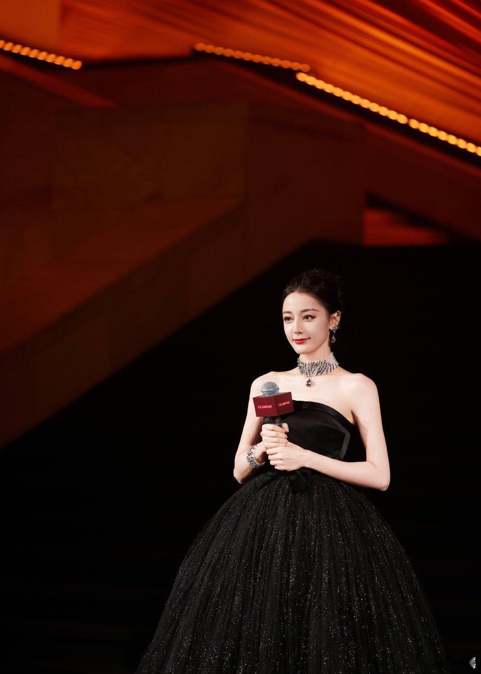 #迪丽热巴黑天鹅出场#  今日出席活动，身穿黑天鹅礼裙出场，佩戴名贵首饰，美得不