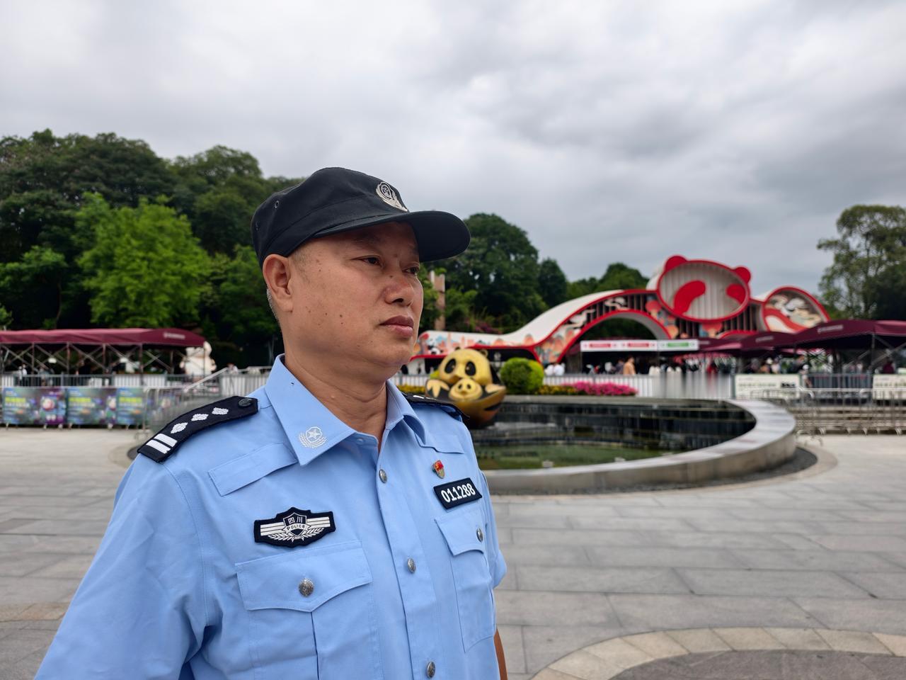 十年竹林守游人，熊猫警长完成交接，藏蓝接力继续守护国宝家园
 
杨勇是成都市公安