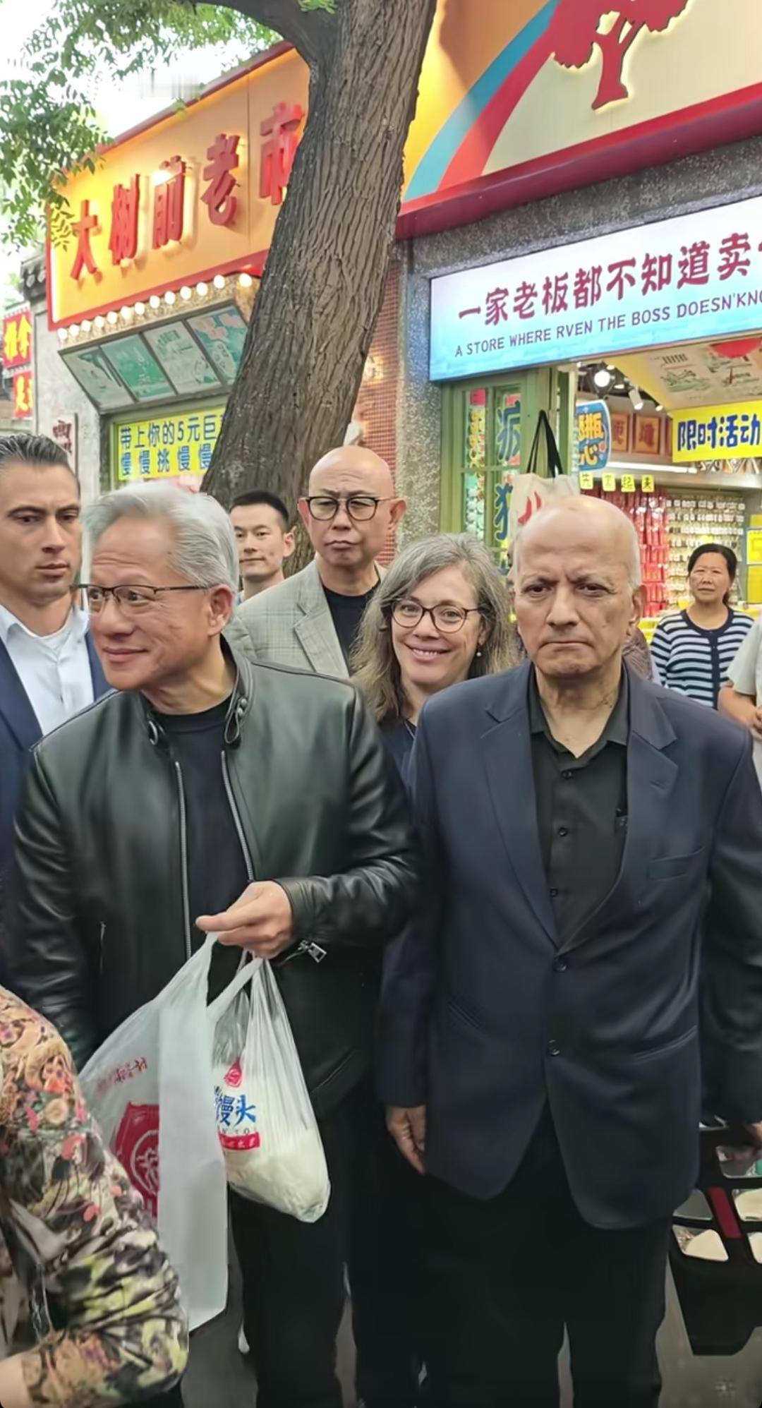 5月15日，黄仁勋在南锣鼓巷逛街，与多名游客进行了合影！

黄仁勋实在是太出名了