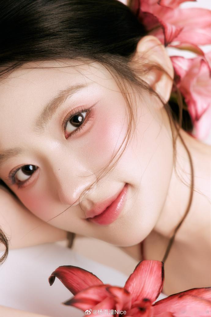 杨雨潼我的漂亮小众女星谁懂杨雨潼有多好看，而且面对大家永远都是笑意盈盈，和粉丝互