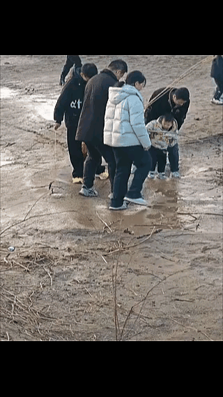 小孩子不懂事也就算了，大人也不懂事，为什么带着孩子玩这些危险的东西？现在有些大人