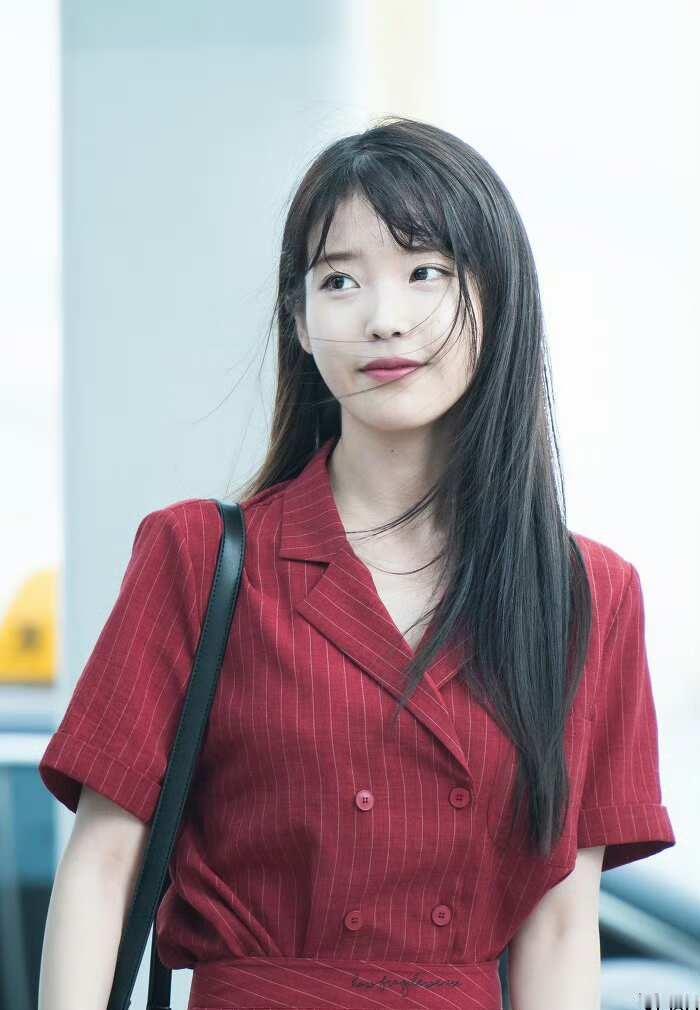 这一套也是非常之美丽
一看到这套衣服就能唤醒16、17年的记忆IU 李知恩 美到