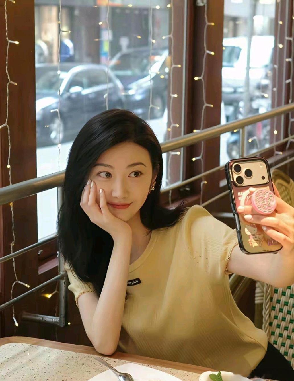 我怀疑景甜被资本套路了，她这事很不正常 第一、景甜是顶流女明星，随随便便接个广告