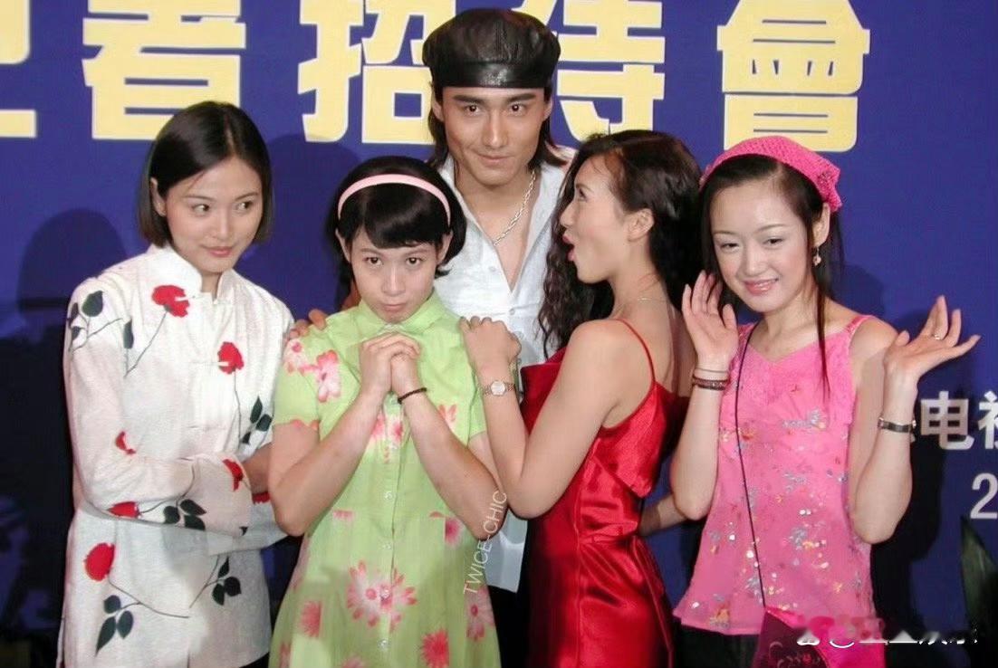 20年了《粉红女郎》依旧经典，这是演员无修发布会状态。 ​​​