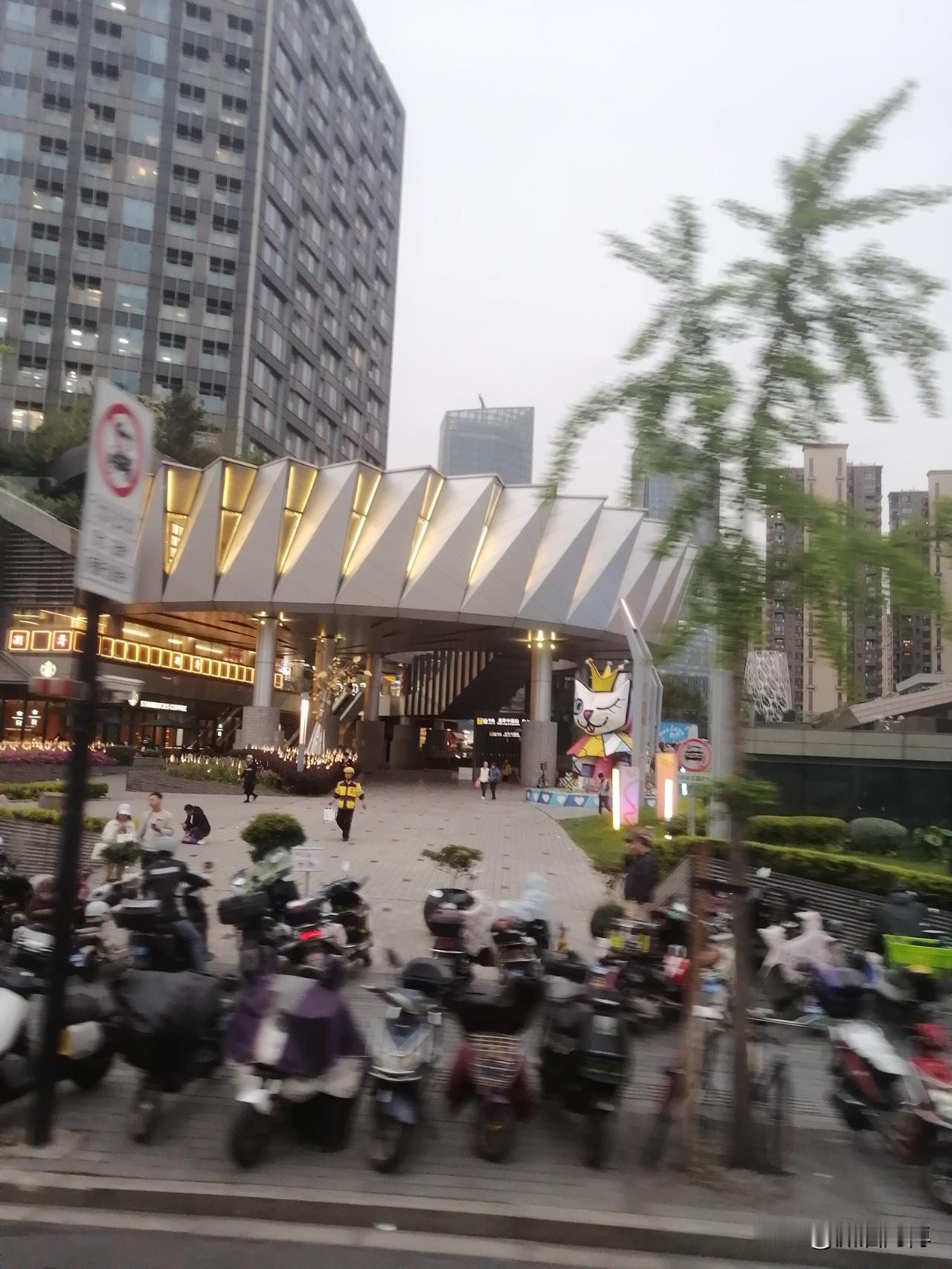 是没有原则，我就是代表。三十年前开始，就有人找我借钱，甚至我把四个月的工资都借给