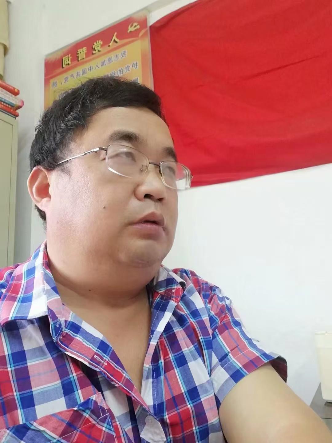 塞鸿秋·五十自遣
已是人间五十翁，
白头笑傲迎春风。
晴光暖染衣衫重，
岸柳摇柔