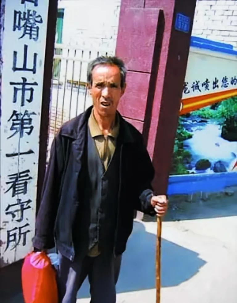 2005年，17岁的农民工王斌余，因父亲腿断急需用钱，找老板讨要被拖欠的5000