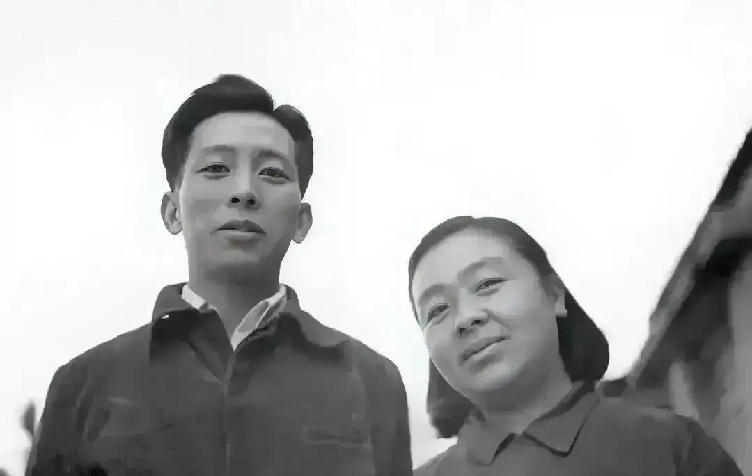 1937年，33岁女作家丁玲爱上20岁的下属陈明。陈明嫌她太老，情急之下娶了一个