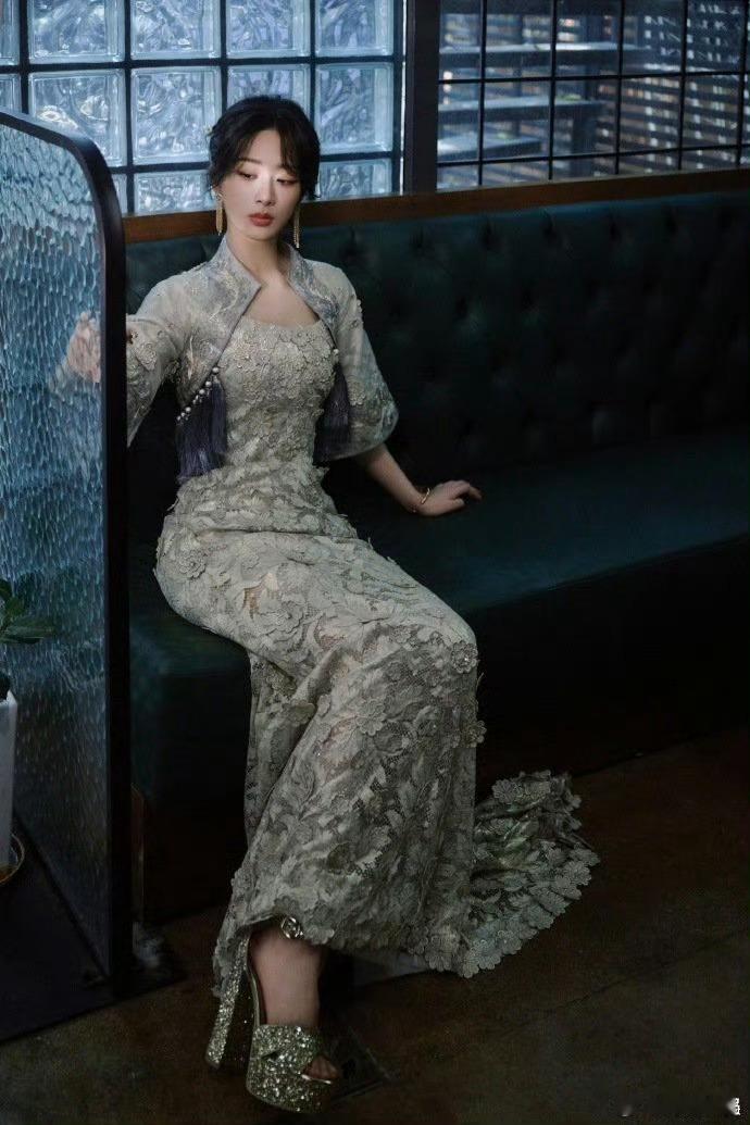 #杨紫新中式刺绣##杨紫见面会第二套造型#杨紫新中式刺绣，[羞嗒嗒][羞嗒嗒][