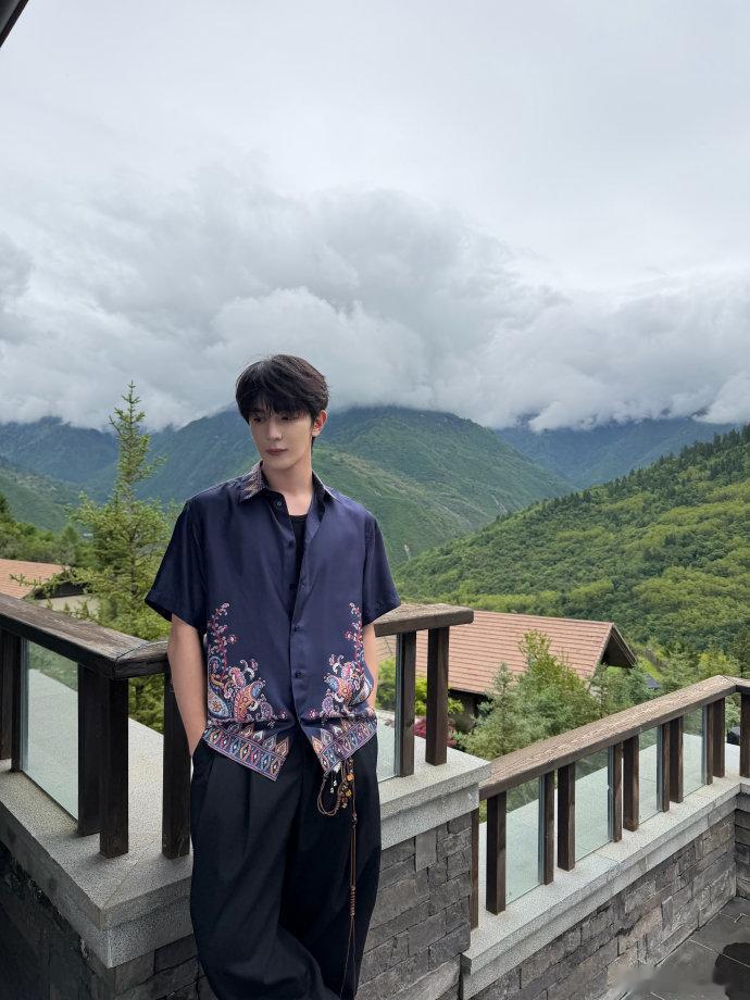 夏之光人比景还亮堂夏之光寄明信片式营业夏之光人比景还亮堂，笑容阳光气质干净！寄明