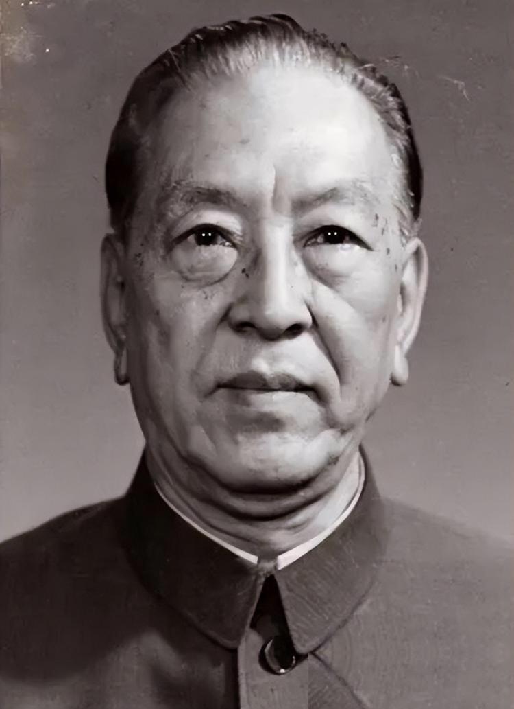 1969年，耿飚意外发现中国援阿尔巴尼亚的大量化肥被随意堆放在田间地头，任凭日晒