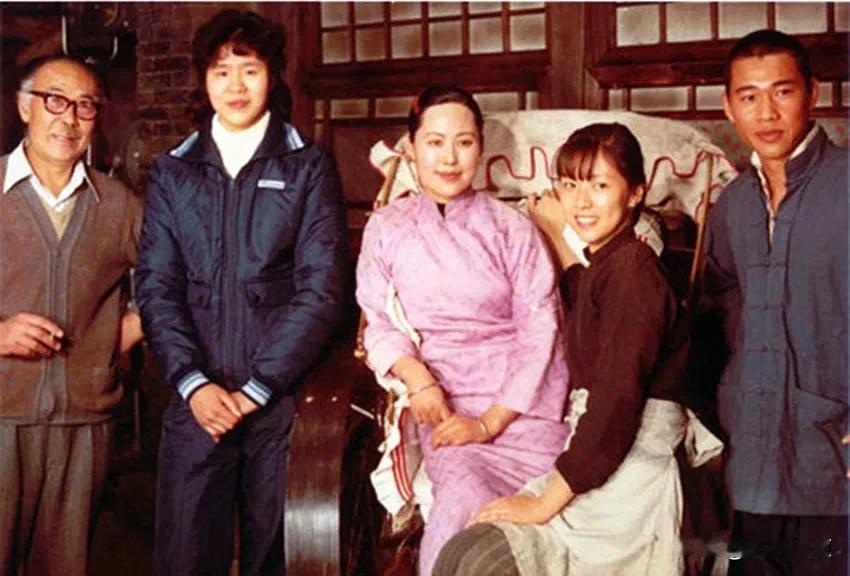 1980年，中国女排的“铁榔头”郎平跑到北影厂“虎妞”家串门了，见到了“虎妞”斯
