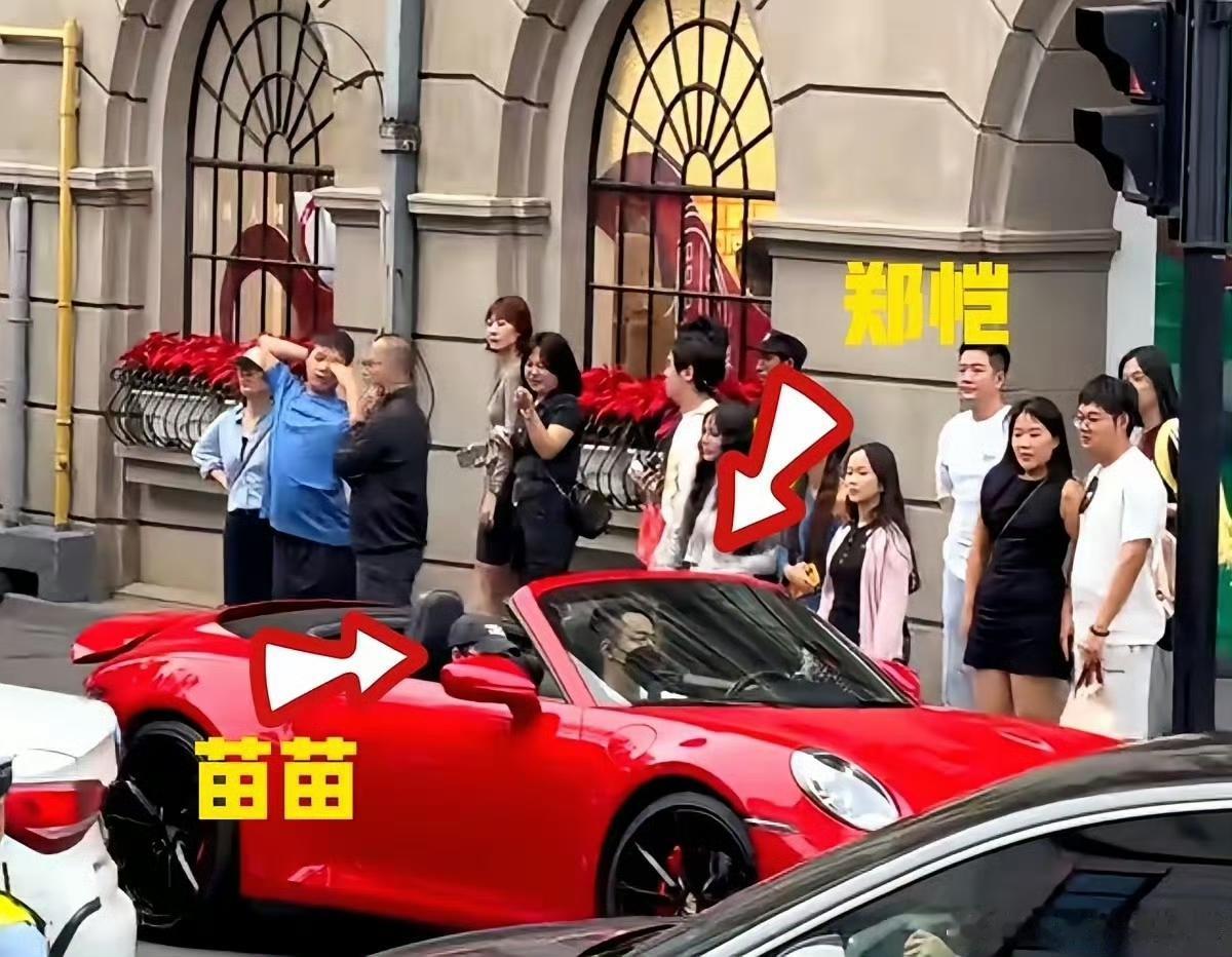 40岁的郑恺驾红色保时捷911敞篷，载苗苗在上海武康路兜风。已有三个孩子，却未带