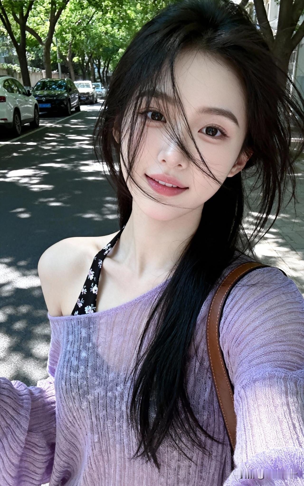 绿树荫中行，轻纱拂面风。