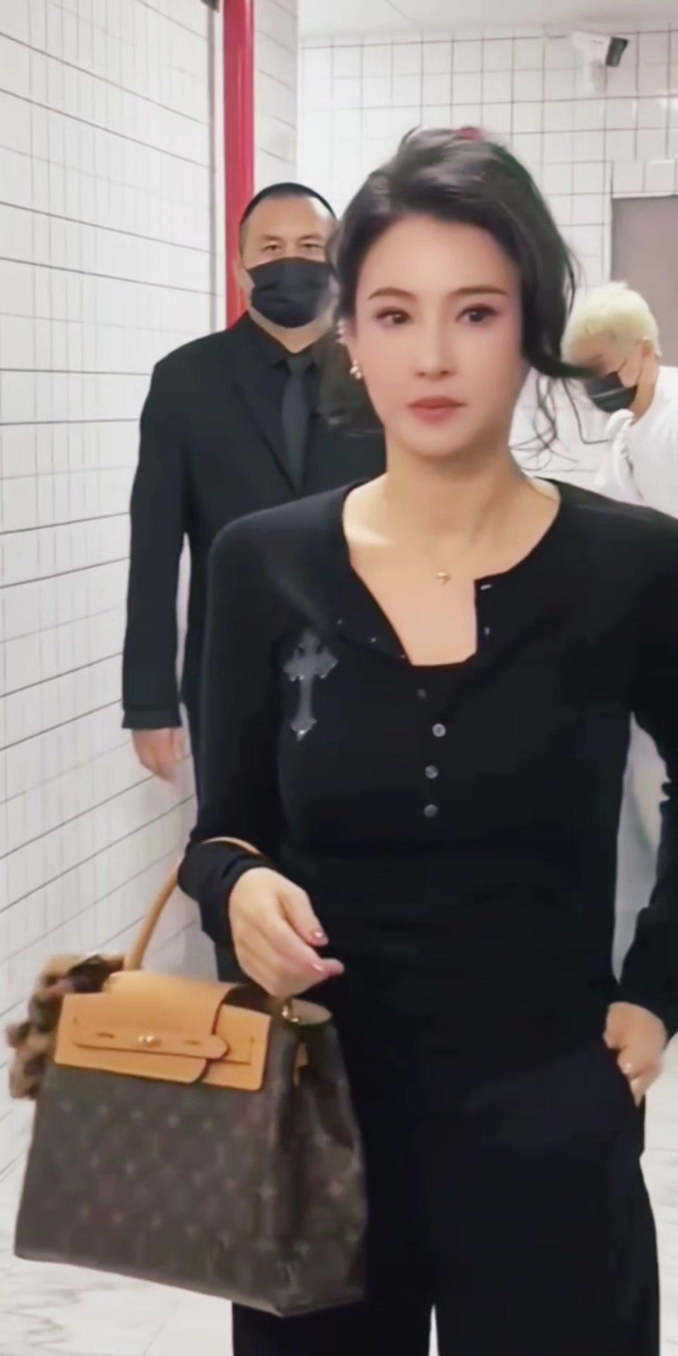整个人松弛又舒展，自带优雅气质，路过的时候自成一道风景，完全看不出疲态。
那种不