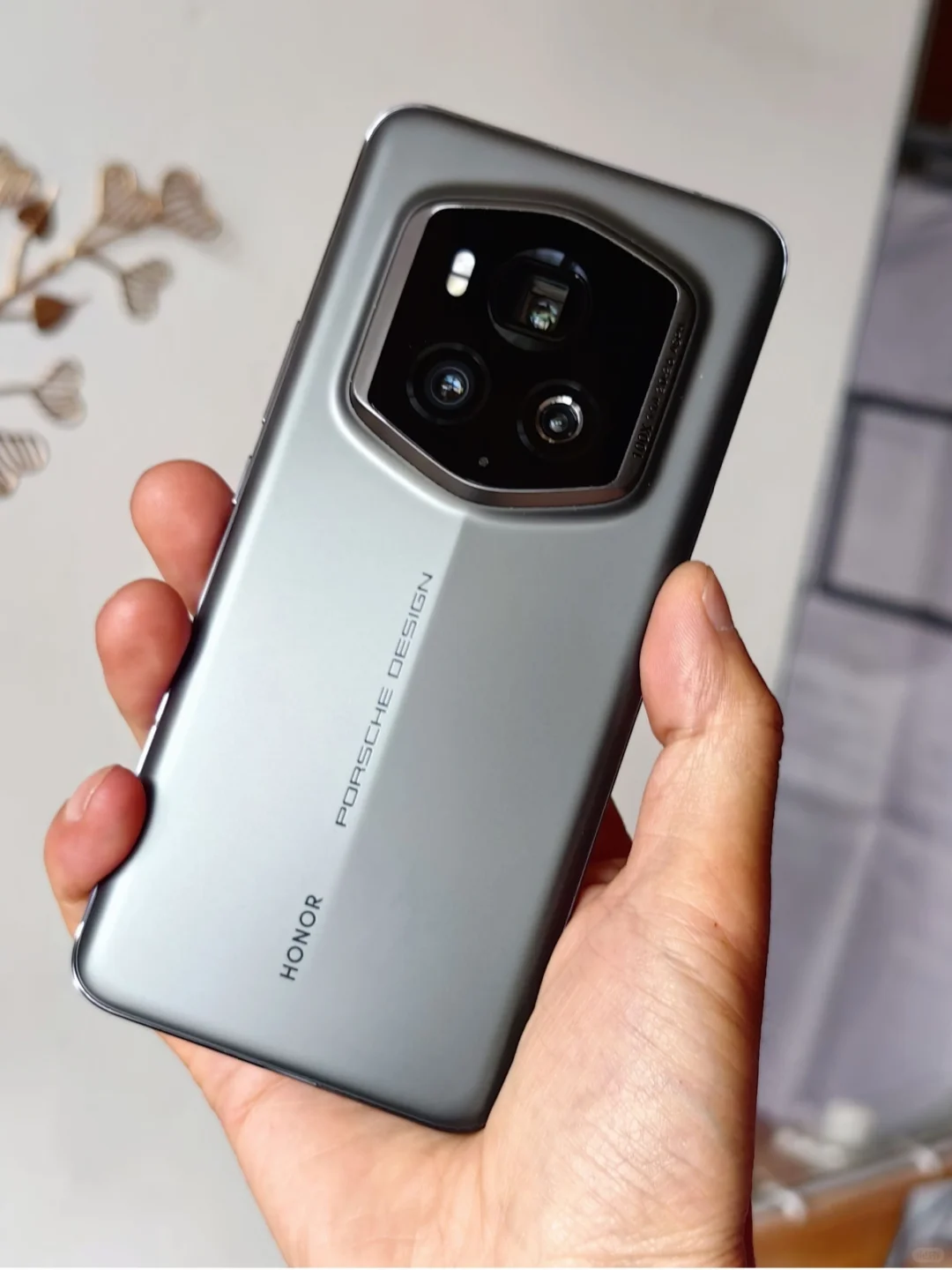 这是荣耀？这不就是华为保时捷嘛！
就荣耀Magic6RSR这个外观我已经遇到不少...