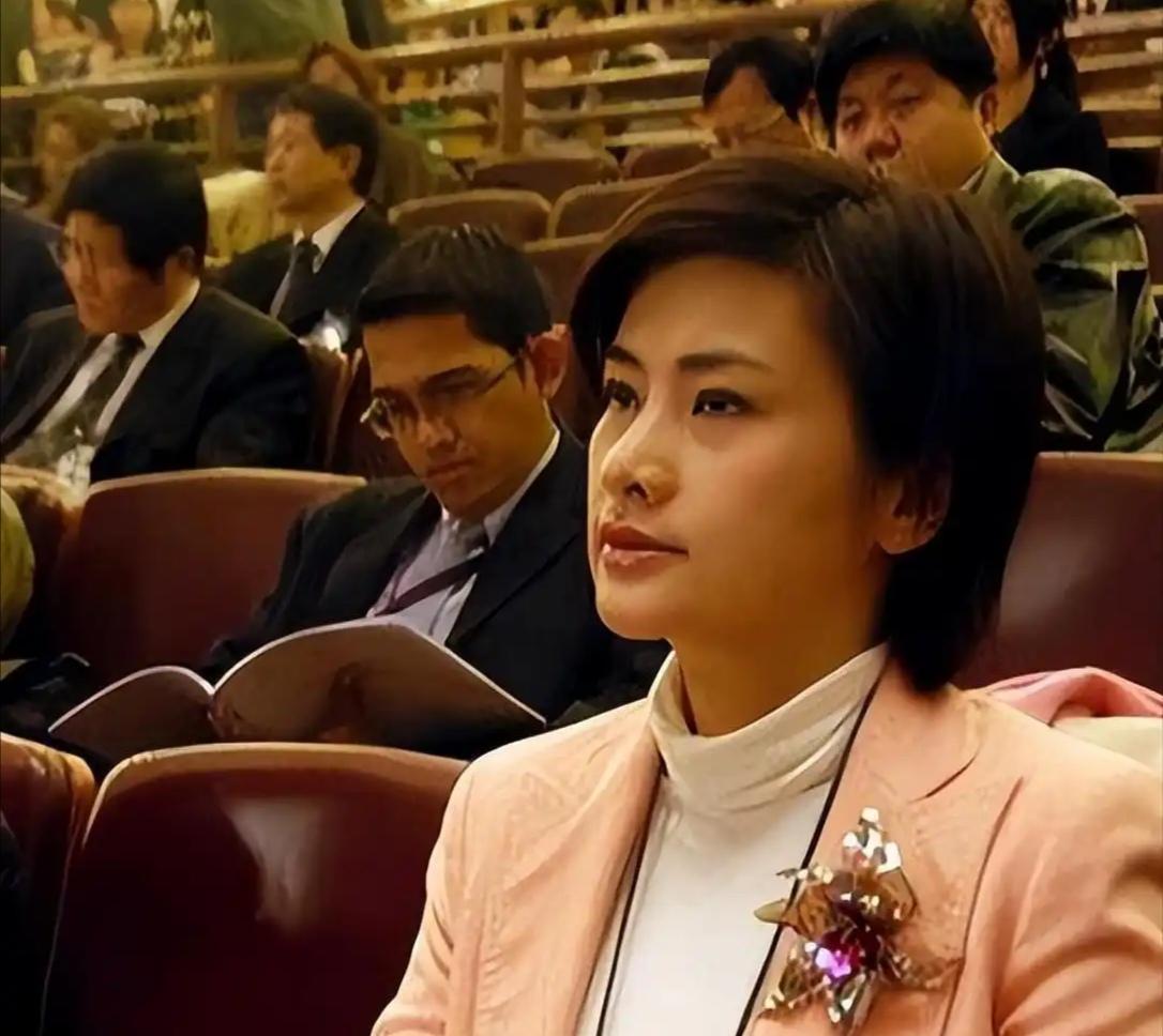 吴小莉对同父异母哥哥的亲情
     吴小莉，华人知名媒体人，凤凰卫视资讯台副台