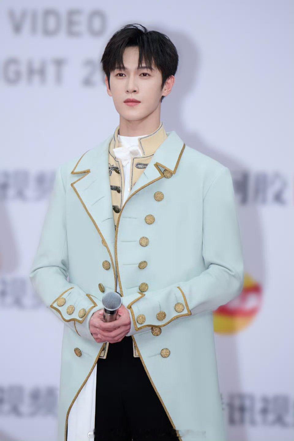 白鹿夸李昀锐妆造像王子白鹿说得对！李昀锐今天这身妆造就是王子本尊啊！优雅贵气，闪